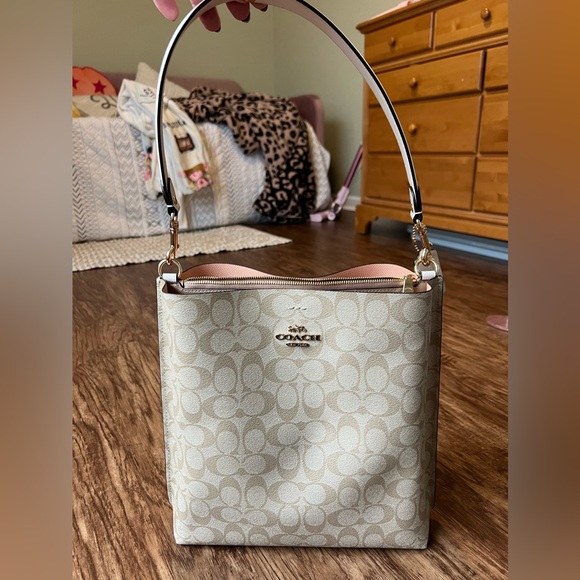 Coach shoulder bag - Picture 1 of 8